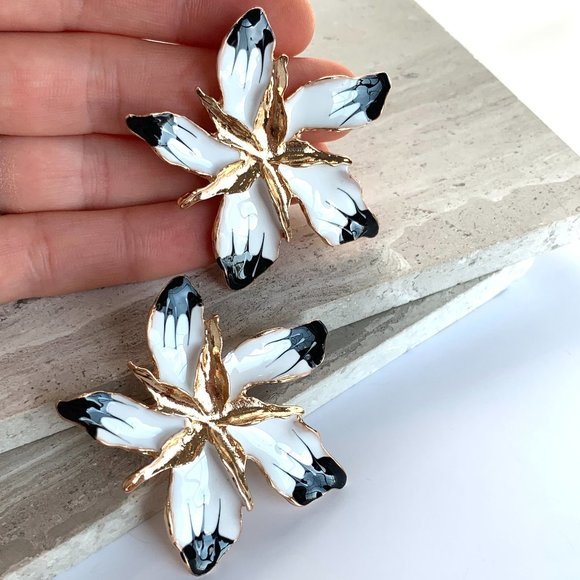 NEW ~ Anthropologie Black & White hand-painted Oversized Flower Earrings - Picture 6 of 8